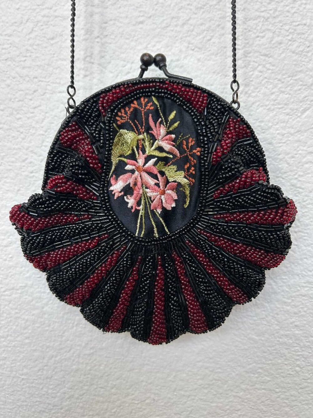 Vintage clamshell shaped beaded evening bag.